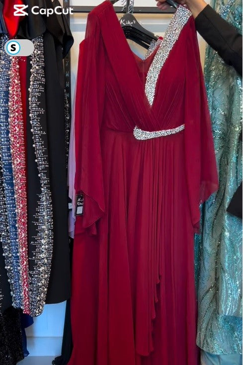 رقبة على شكل حرف V وأكمام قصيرة