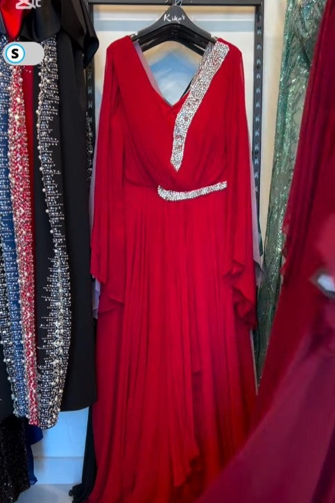 رقبة على شكل حرف V وأكمام قصيرة