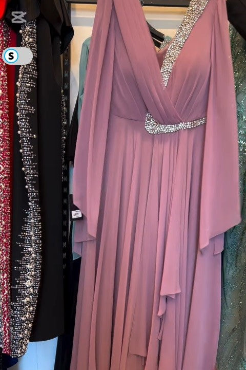 رقبة على شكل حرف V وأكمام قصيرة