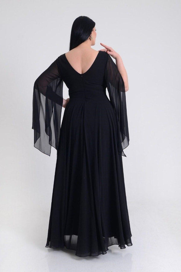 رقبة على شكل حرف V وأكمام قصيرة