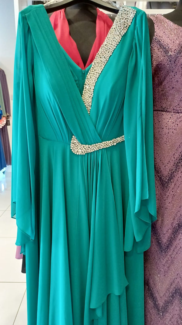 رقبة على شكل حرف V وأكمام قصيرة